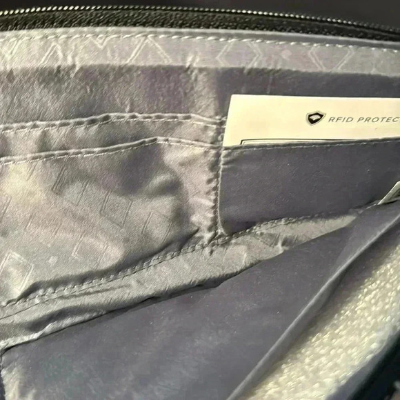 Vera Bradley Wristlet with RFID Protection (NWT) - Picture 6 of 9